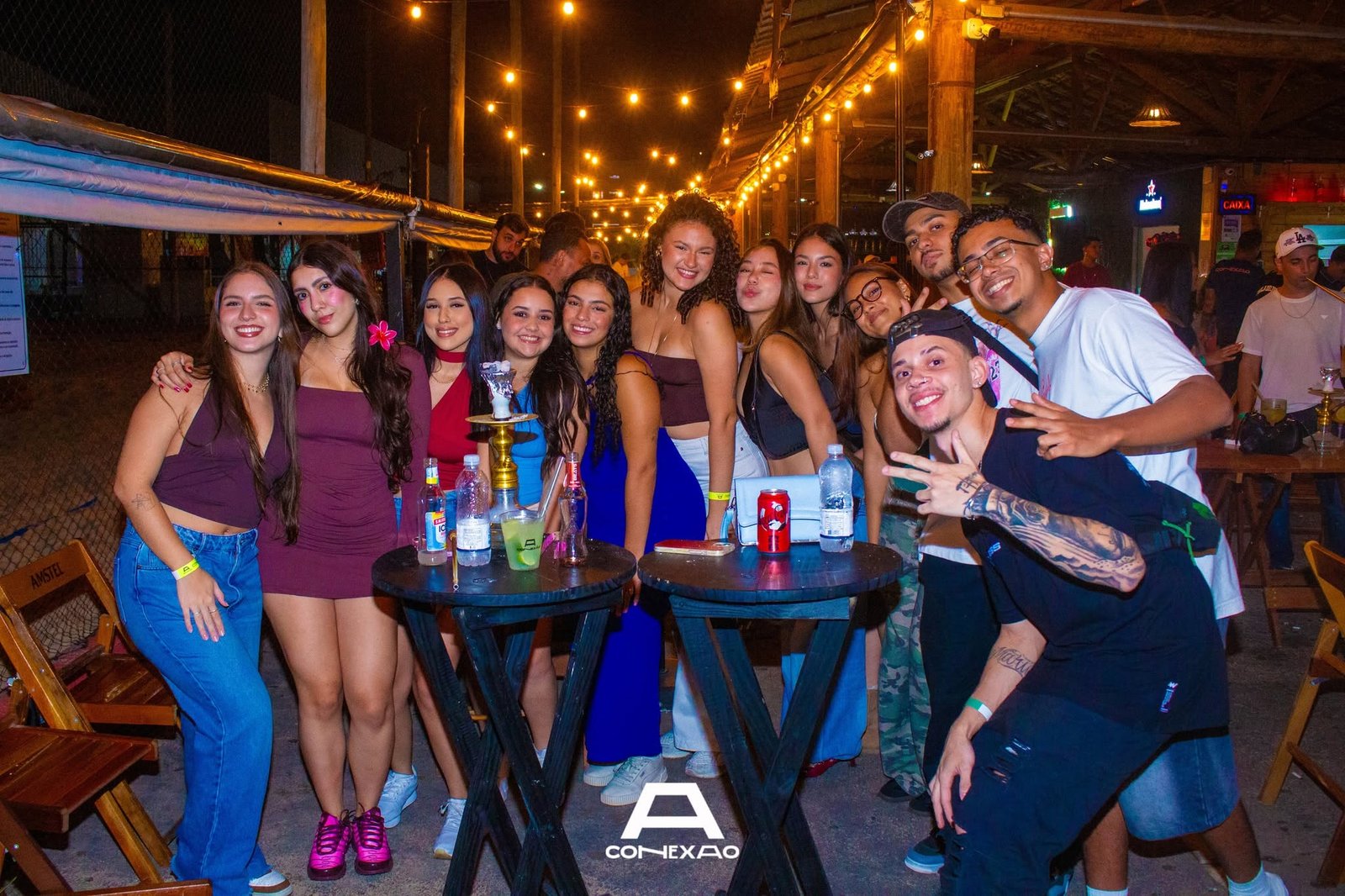 Grupo de amigos comemorando no Conexão Arena Praia