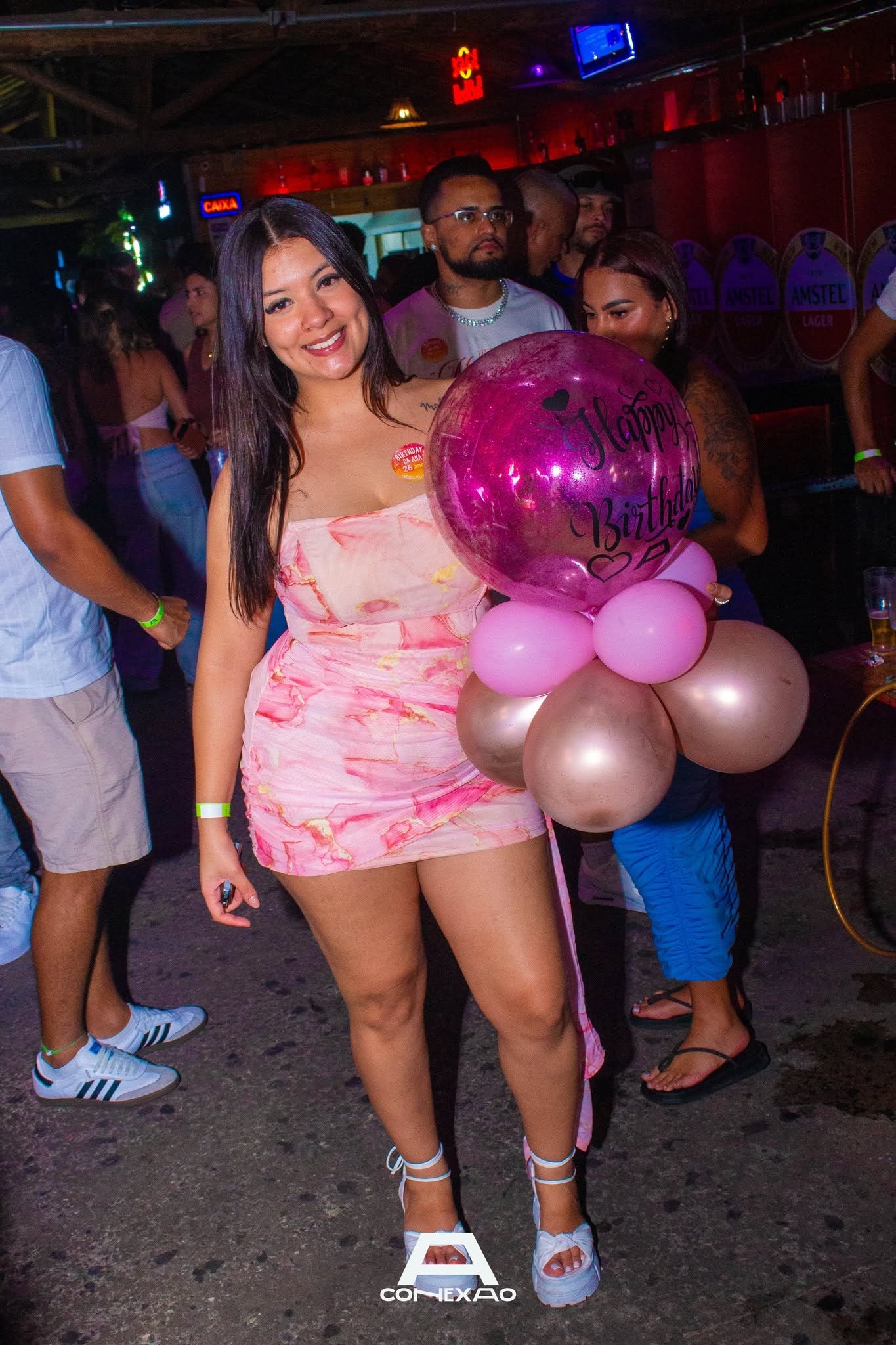 Aniversariante com decoração de balões bubble