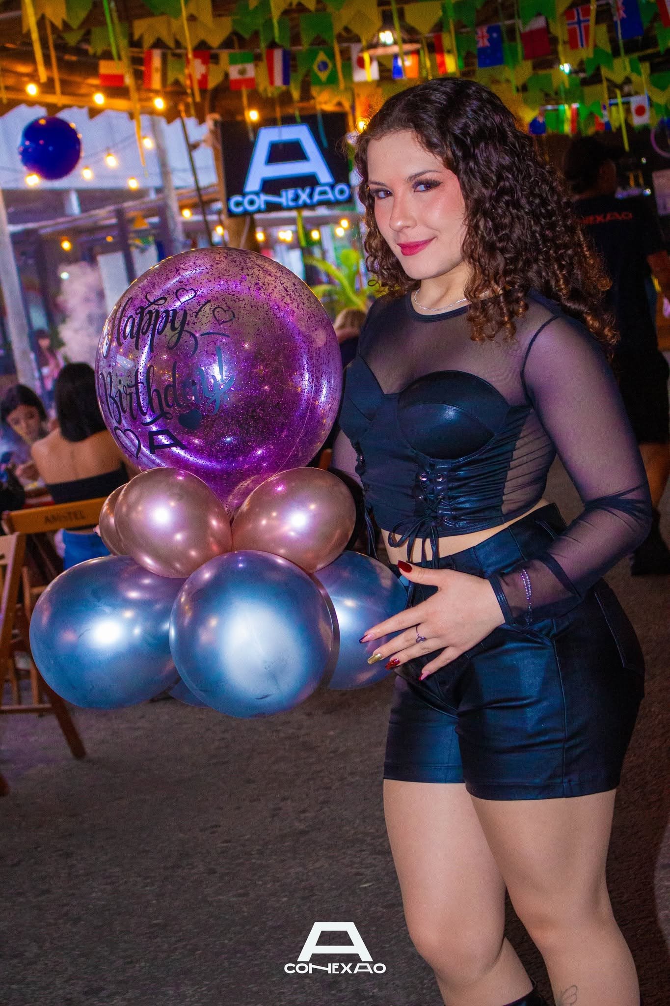 Aniversariante com balão bubble personalizado