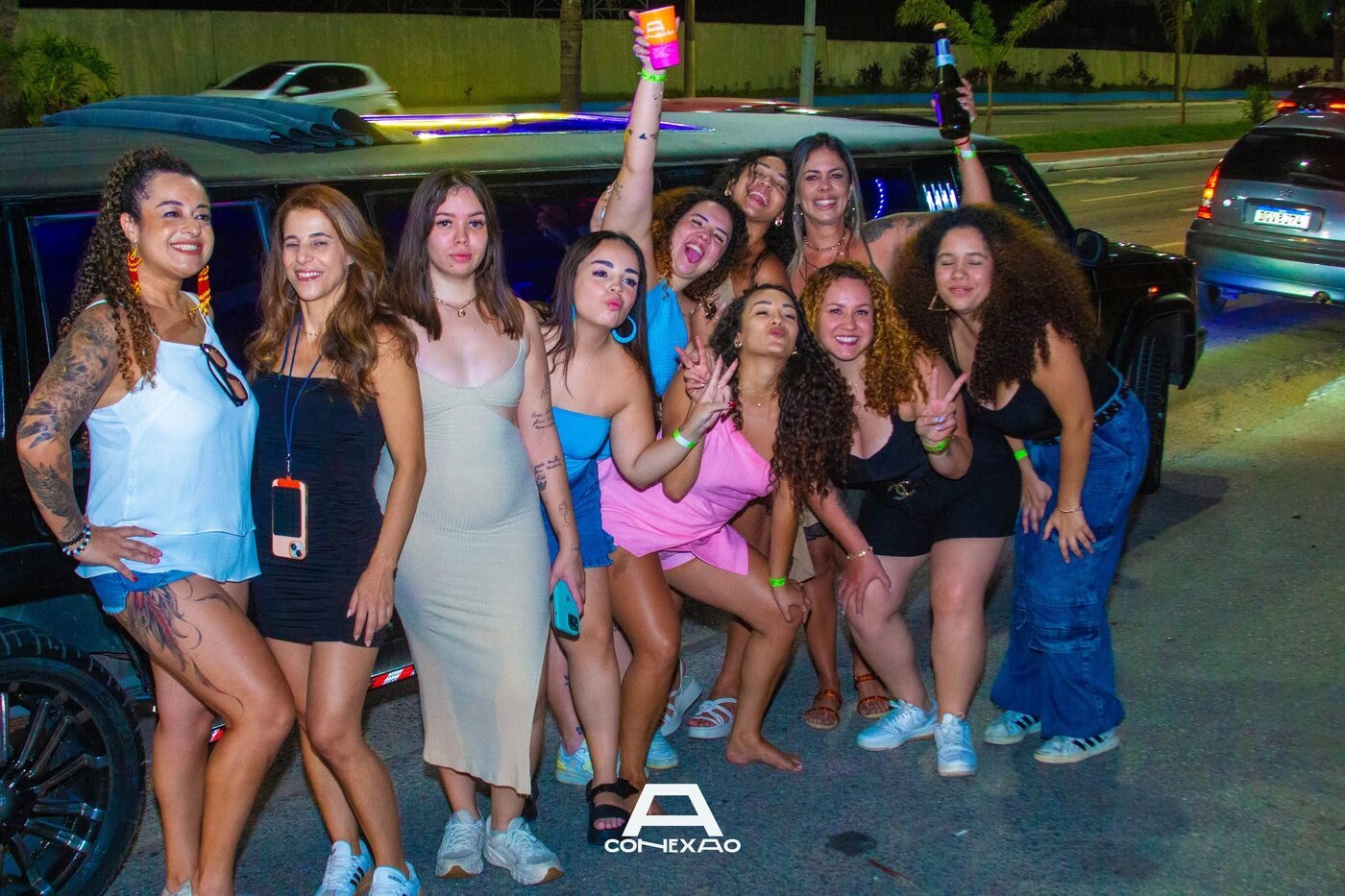 Grupo de amigas no passeio de limousine